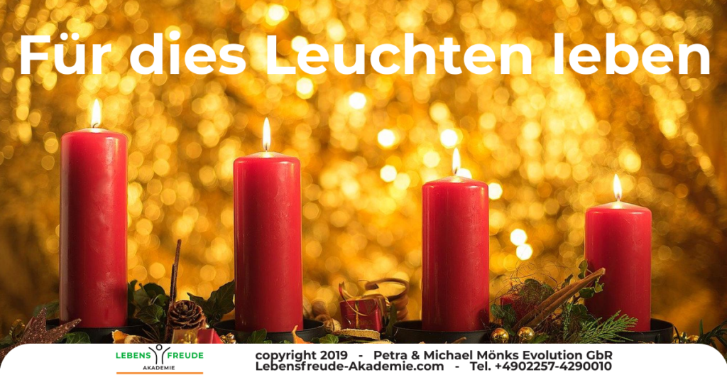 4. Advent Bild: Vier Kerzen Text. Für dieses Leuchten leben.